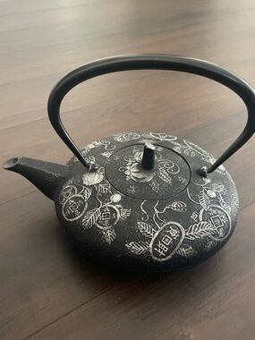 NWOT Teavana Cast Iron Teapot Made in Japan Black Etched Tetsubin Style
7.5"
